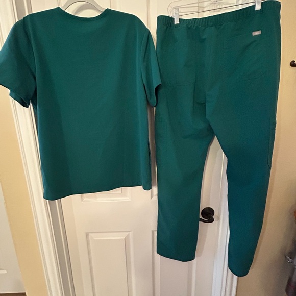 Figs Technical Collection Large Men’s Green Scrubs Set - Picture 3 of 4